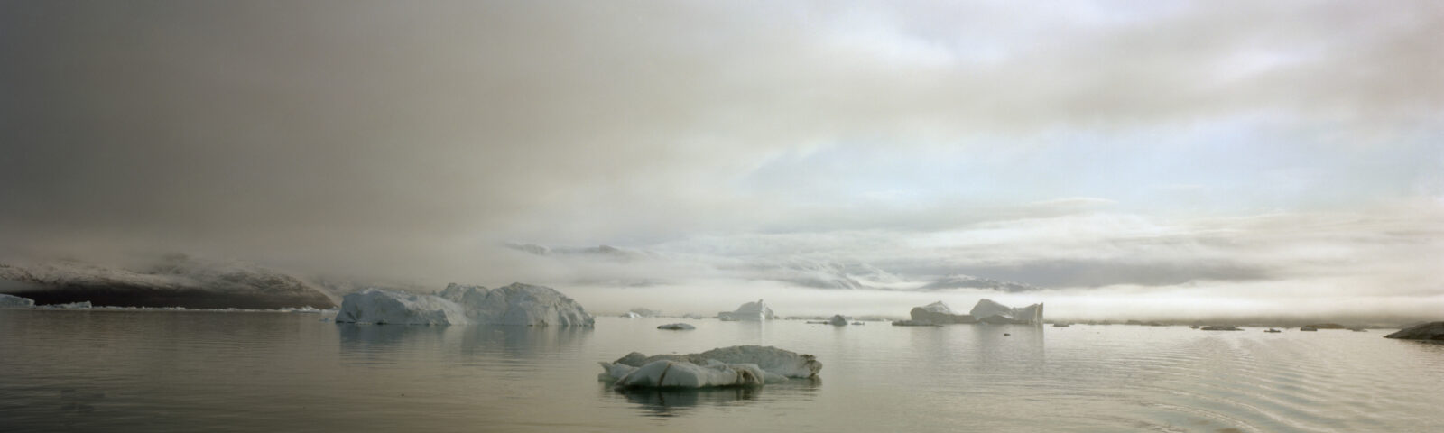 Isflak som flyter i Arktisk farvann