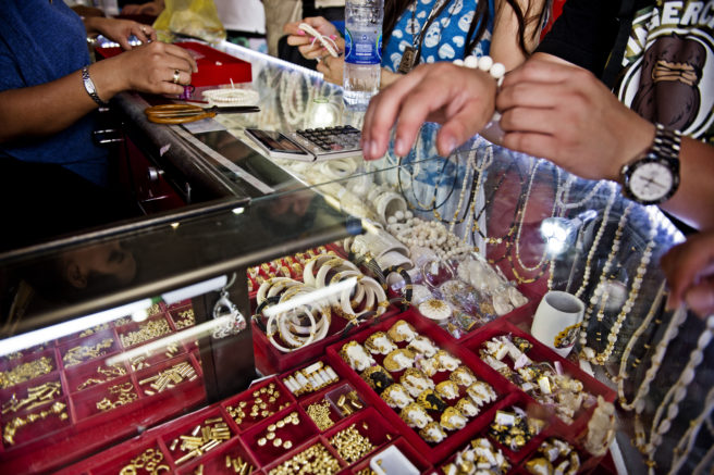 Elfenben smykker og amuletter selges over disken i Bangkok, Thailand.