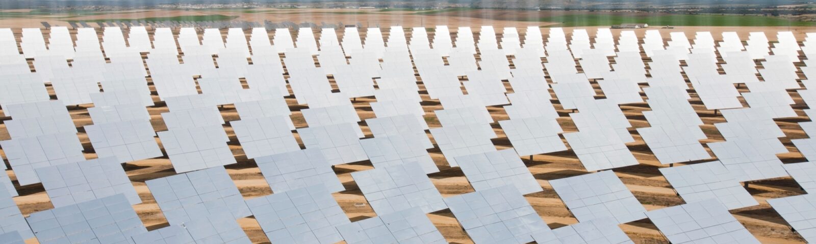 Bildet viser et solenergi-anlegg i Spania, med mange solspeil på et stort område.