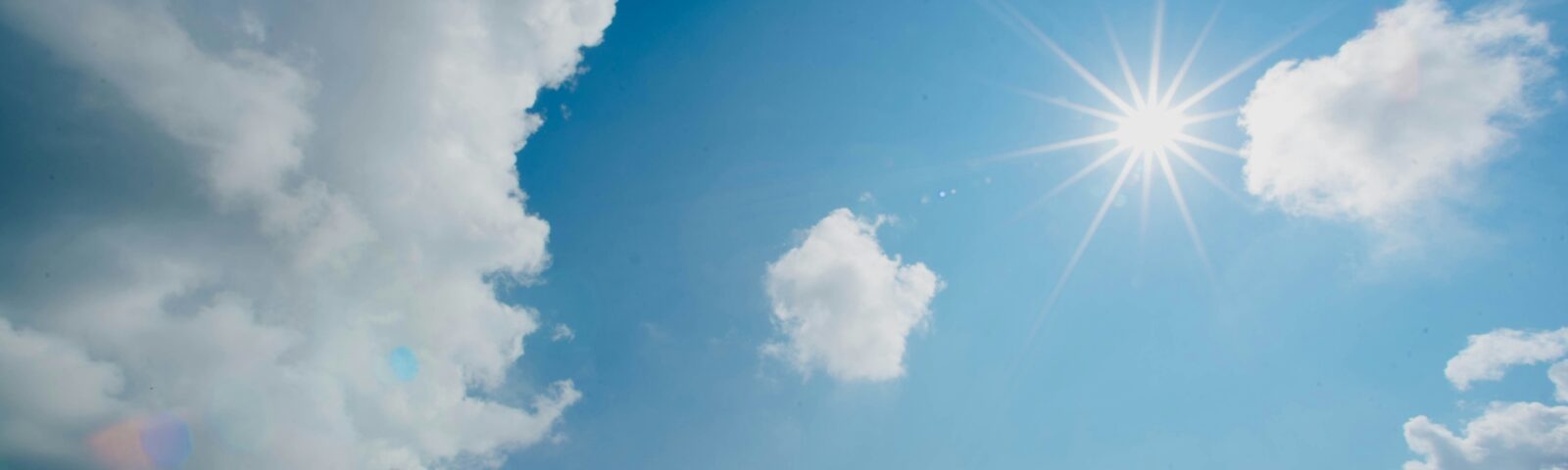Solen skinner fra blå himmel