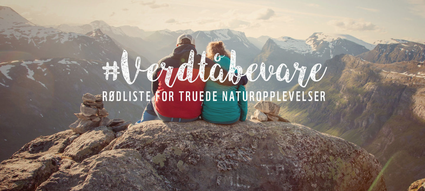 Tekst på bildet: #Verdtåbevare: Rødliste for truede naturopplevelser. Beskrivelse av bildet: To mennesker sitter tett sammen på en fjelltopp. Den ene har rød jakke, den andre har grønn. De har ryggen mot kamera og skuer utover utsikten.