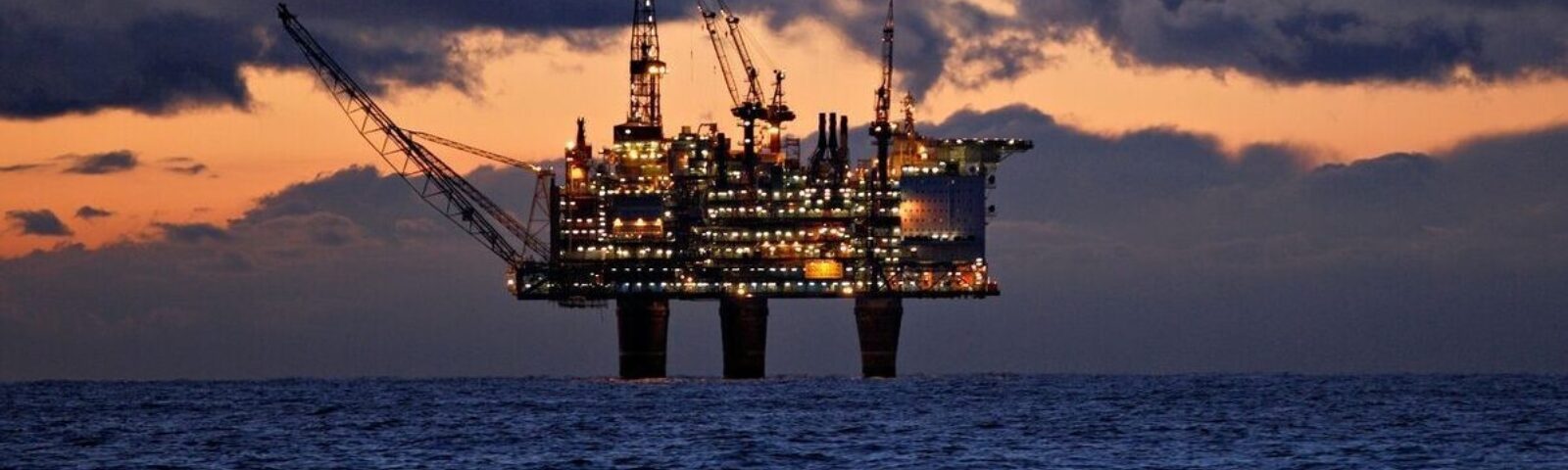 Oljeplattform i Osebergfeltet i Nordsjøen i soloppgang.