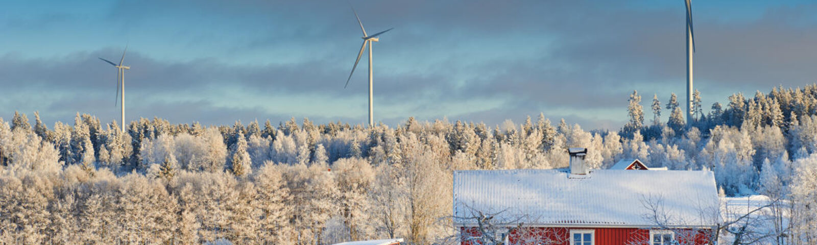Vindmøller mot blå himmel med skyer