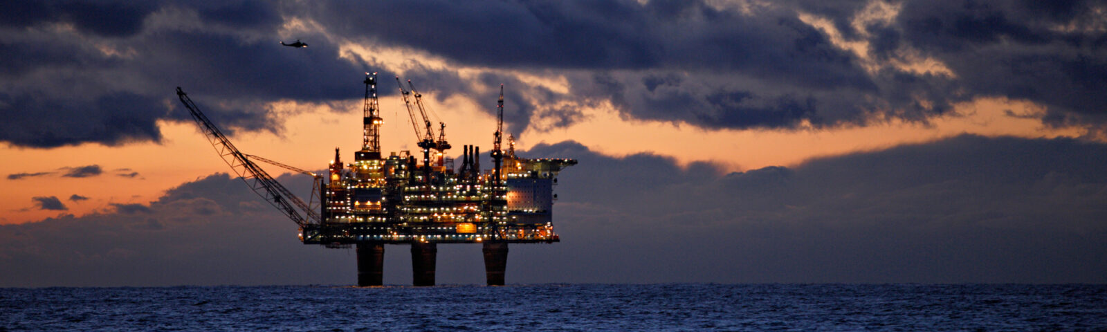 Bildet viser en oljeplattform i Nordsjøen.