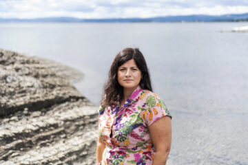 Bilde av generalsekretær i WWF Verdens naturfond Karoline Andaur, med havet i bakgrunnen.