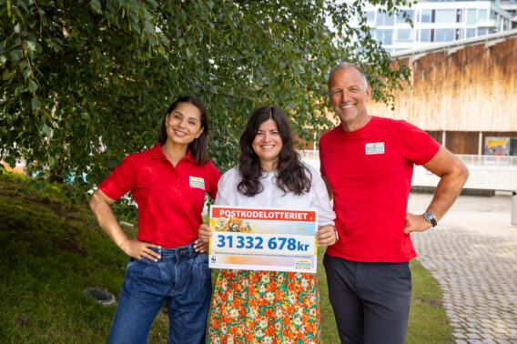 Postkodelotteriets ambassadører Jorun Stiansen og Tom Stiansen sammen med WWFs generalsekretær Karoline Andaur.