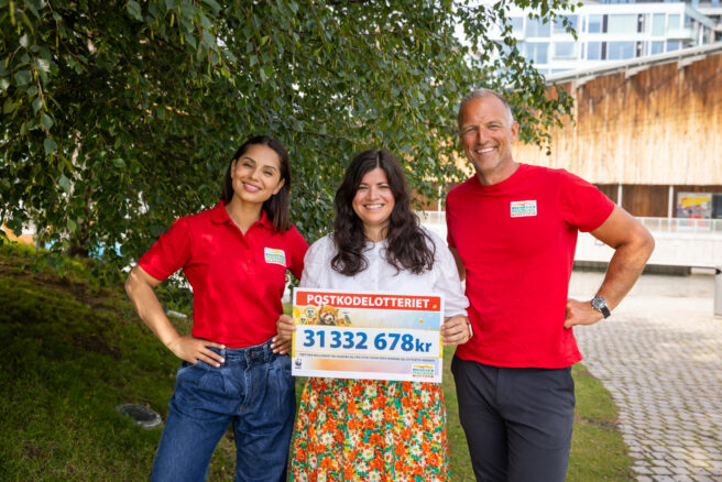 Generalsekretær i WWF Verdens naturfond, Karoline Andaur, sammen med Jorun Stiansen og Tom Stiansen fra Postkodelotteriet.