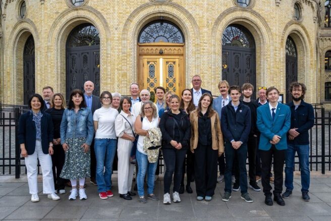 Framtidspanelet samlet foran Stortinget.