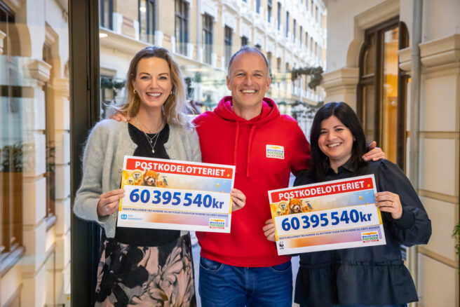 Sissel Aarak i SOS-barnebyer, Tom Stiansen i  Postkodelotteriet og Karoline Andaur i WWF Verdens naturfond. Sissel og Karoline holder opp hver sin sjekk.