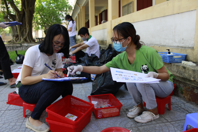 WWF-ansatte i Vietnam sorterer og kartlegger plastsøppel