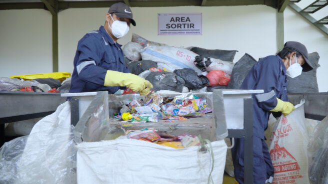 Arbeidere sorterer plastavfall ved et gjenvinningsanlegg i den indonesiske byen Bogor.