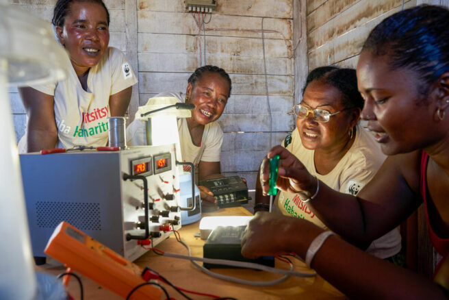 Lokale kvinner trenes til å selge, montere, og vedlikeholde bærekraftige løsninger for fornybar energi.