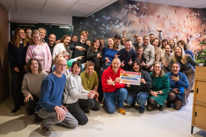 Karoline Andaur, Tom Stiansen og en stor gjeng med WWF-ansatte.