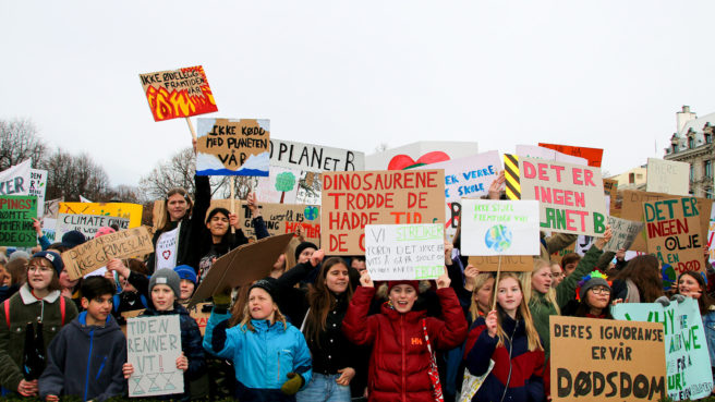 Barn som holder oppe plakater under skolestreiken for klimaet i Oslo i 2019.